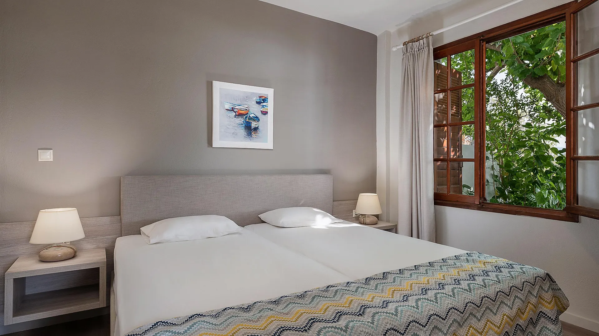 Alianthos Suites Tersanas Aparthotel